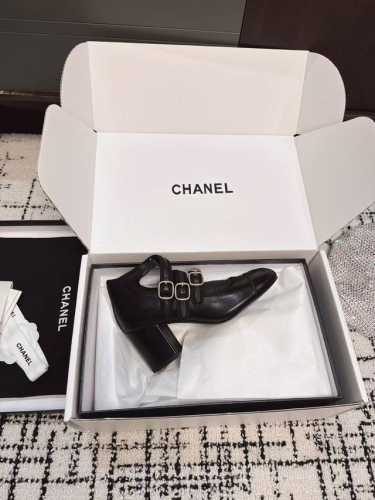 代购级 官网同步盒包装 Chanel 25Ss 春夏走秀款马丽珍凉鞋 这鞋真的是超级爱了，上脚无敌好看简直万种搭配，随意穿搭拿捏的稳稳的，穿着非常方便 Hold