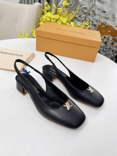 上新啦，2025Louis Vuitton 专柜经典款，经典永流传！做工用料都和原版同步， 内里 垫脚；羊皮 跟高：3.5Cm 码数 35-41 橡胶底， 颜色