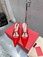 valentino华伦天奴25Ss新款单鞋高跟鞋粗跟凉鞋 自从换了设计师 华家的风格越来越复古优雅 彰显着自我个性和不拘一格 以及怀抱着对时尚的理解和冲撞 鞋面