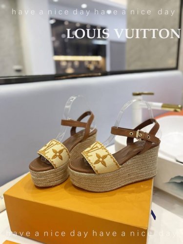 出厂 Loui*Vuitton 最新走秀款厚底凉鞋 香港原版购入一比一开模 今年的款式比去年增加了新原素 显得更为大牌 皮面款采用原版仿旧打蜡牛皮 内里垫脚全羊