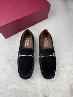 菲拉格慕Ferragamo男士精品皮鞋 这款男士乐福鞋型优雅 细节华丽 彰显端庄考究风范 适合伴您出席鸡尾酒会 面料采用精选进口天鹅绒 呈现令人惊艳的质感 内里