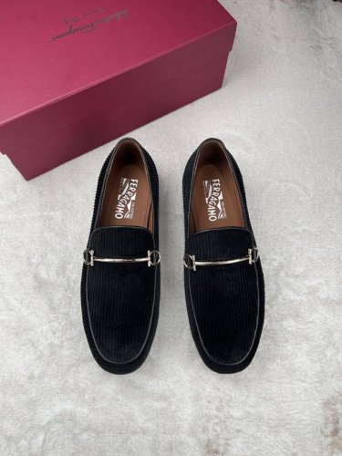 菲拉格慕Ferragamo男士精品皮鞋 这款男士乐福鞋型优雅 细节华丽 彰显端庄考究风范 适合伴您出席鸡尾酒会 面料采用精选进口天鹅绒 呈现令人惊艳的质感 内里