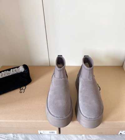 UGG最新秋冬mini厚底弹力新款羊毛靴 材质采用进口皮毛一体 原版防滑橡胶大底！上脚舒适保暖 .款式时髦百搭潮人冬季必备款 颜色：黑色、栗色、灰色 高度：5c - 点击图像关闭