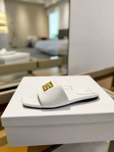 价格p： * 巴尔曼 春夏最新款走秀平底拖鞋 品牌巴尔曼由法国时装设计师 皮埃尔.巴尔曼 先生创立于1945年的老牌定制时装屋，与、并列成为二战之后的定制时装三