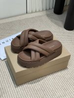 P290- Inuikii2025春夏新款 休闲懒人拖 魔术贴 交叉厚底松糕拖鞋 采用进口绵羊皮鞋面，柔软亲肤，如同棉花般轻盈包裹双脚，带来极致的穿着体验，厚底