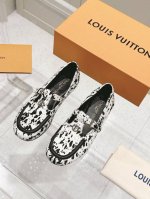 女款 Lv Soho 玛丽珍平底乐福鞋 本款 Soho玛丽珍平底乐福鞋为绒面牛皮革铺陈瞩目豹纹印花 以 L Cirde 标识点缀1字鞋面 再以精致皮革饰边完善轮