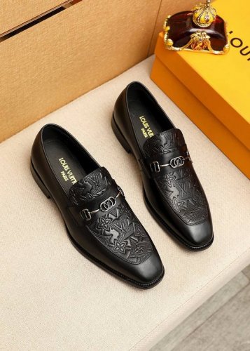 商品商标：Louis Vuitton 路易威登 休闲皮鞋 正码码数: 38-44 45.46订制 商品材料：精选 进口小牛皮压花鞋面+原版五金扣，进口头层牛皮内