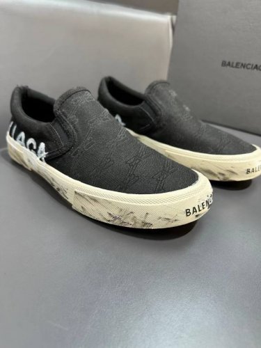Balenciag* 复古炮弹出击，全新paris低帮帆布鞋，风格永续，旧不过时！鞋面头层牛皮材质，鞋头的小鸭子嘴巴形状很有特色，鞋头印有品牌logo，精致细节