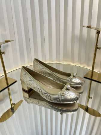 迪奥 Dior 2025春夏高定系列新款 Ballet 标志性电绣藤格纹低跟芭蕾舞女鞋 CD字母logo珍珠扣粗跟蝴蝶结凉鞋材质：进口金属羊皮 环保藤格纹粗花呢 - 点击图像关闭
