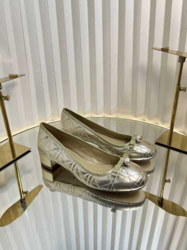 迪奥 Dior 2025春夏高定系列新款 Ballet 标志性电绣藤格纹低跟芭蕾舞女鞋 CD字母logo珍珠扣粗跟蝴蝶结凉鞋材质：进口金属羊皮 环保藤格纹粗花呢