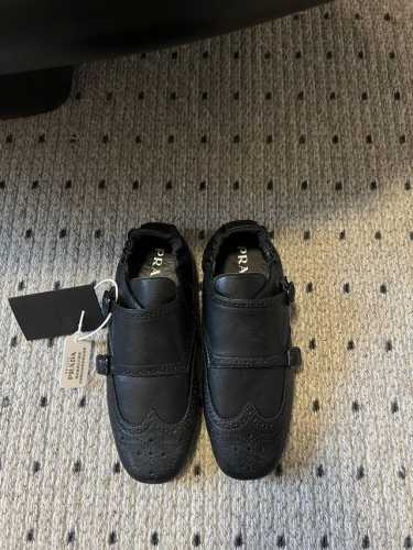 Prad* 25ss 普拉达走秀款复古2扣单鞋爆款！走秀款 复古感时髦满满 随意百搭 时尚休闲 独到味道，人人都爱也轻松驾驭 每年都会爆.足以征服你，穿上它，休