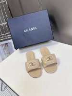 Chanel香奈儿春夏最新款双C拖鞋 完全原版一比一复刻打造 版型超级正 最新时尚的设计 火遍全网的拖鞋 上脚又酷又时髦 独特设计最为抢眼吸晴 上脚还很好的修饰