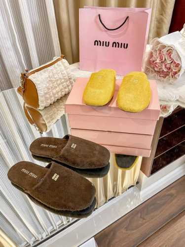 出厂价Pp：280 Miumiu 换季啦换季啦新款平底毛毛拖火热上新、质量材质看得见防寒保暖神器、秋冬必备的一款产品、2个颜色官网同步更新、防滑底设计、适合居家