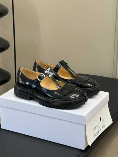 Margiela .MM6竟然出这么乖的 Tabi 玛丽珍这季出的厚底玛丽珍 Tabi比经典款更加的复古可爱些4公分的厚底显腿细 腿长是肯定的啦！再搭配小筒袜就