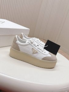 最高版 Prada普拉达 25新款 厚底 休闲运动鞋 这款运动鞋延续经久不衰的轮廓，是新款经典单品。采用皮革精心制作， 提升格调。款式轻盈，搭配三角扣标志加5C