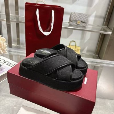 女士新款 Gg 交叉鞋面 厚底凉拖鞋 标志性的古驰标志和精致图案以当代方式重新诠释，用于最新的古驰系列。这款楔形凉鞋采用Gg帆布制成，以标志性的轮廓为特点。 黑