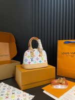 迷你 配折叠礼盒 Lv Lv Alma Bb牛皮贝壳包村上隆联名款 包包这款Retiro 手袋以标志性的老花面料制成 经典永恒。优雅低调的外形设计和宽敞的包身更