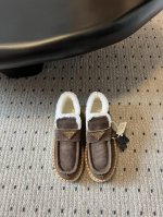 代购级版本 PRAD*A 24FW普拉达 厚底休闲羊毛深口短靴 毛毛鞋 这款运动鞋延续经久不衰的轮廓， 是新款经典单品 采用麂皮 精心制作， 提升格调 款式轻盈