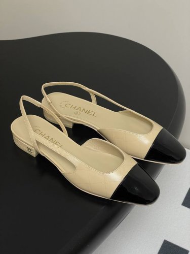 Logo滴胶 25Fw新款Chanel小香最新滴胶后空Sling-Back凉鞋平底 粗跟 sling-Back于1957年问世,之后Two-Tone设计成为Ch