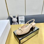 出厂 迪奥 Dior 春夏高定系列新款 Ballet 标志性电绣藤格纹低跟芭蕾舞女鞋 Cd字母Logo珍珠扣粗跟蝴蝶结凉鞋 材质：进口金属羊皮 环保藤格纹粗花呢