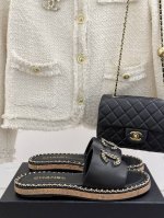 厂价 Chane*｜小香25C春夏新品度假 厚底链条双C拖鞋 这一季度假凉拖系列真的超美！ 搭配链条双C五金装饰 简约百搭 上脚超级美的 怎么看怎么好看 Go