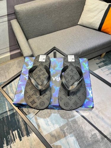 实价 Lv人字拖鞋 爆款热卖原版进口材料原厂大底！Size：38 46 45 46 不退换