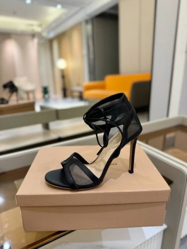 价格P： Gianvito Rossi 2025 这款高跟鞋 极简主义的 Elle、Gianvito Rossi 秉承了其传统意大利工艺，专注精巧细节，打造优雅
