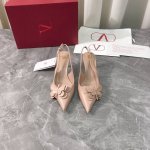 工厂p价p 顶级高端版本 代购品质 原版开发 Valentino 华伦天奴2025Ss新款爆款夏季尖头蝴蝶凉拖鞋。V家新款全真皮外侧蝴蝶装饰抢手大爆款，Ins&