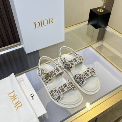 Dior经典爆款凉拖 踏入Dior拖鞋的时尚领地 邂逅优雅与舒适的极致融合 鞋面以精湛刺绣工艺 镌刻着Christian Dior paris标志 细腻针法诉说