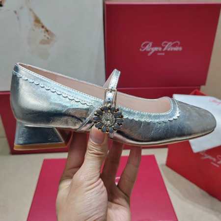 Roger Vivier 225 罗杰维维亚春夏新款花朵钻扣玛丽珍单鞋，亮面漆皮搭配钻扣，一眼被惊艳到仙女们确定不拿下这款绝美玛丽珍单鞋气场妥妥的安排上夏日搭配 - 点击图像关闭