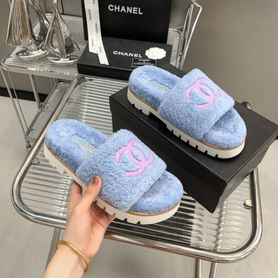 出厂价 CHANE*小香 24 新款毛毛拖鞋真的太可爱啦 柔软蓬松的毛毛 舒服暖脚！ 秋冬搭配子休闲又慵懒 上脚真的好看又时髦！美腻美爆了！ 进口羊毛 手感细腻