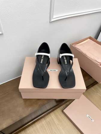 顶级版本代购级Miu Miu 24ss 秋冬系列走秀款 夹趾凉鞋 鞋型圆润秀气，-点也不笨重，上脚超级舒服，5cm的跟高非常显腿细，脚宽的女生也不怕哦 巨好穿， - 点击图像关闭