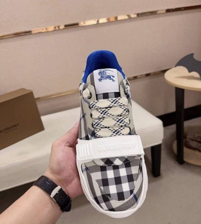burberr* 高端精品 元 Size 38-45 巴宝莉秋冬新品 现货发售 原版1:1复刻 魔术贴经典格纹运动鞋 原版纯棉格纹布 进口Tpu橡胶大底 舒适轻