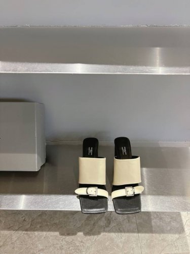balenciaga巴黎世家方头搭扣高跟拖鞋 将时髦发挥到极致的 巴黎世家方头时装鞋 巴黎世家的鞋子绝对开了挂 每一双都想去入 因为真的每一对都自带时髦感 整双