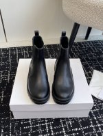 东莞代购级 The Row 新款切尔西短靴 专柜的断货王 今年的炸街款极简天花板最喜欢的一款圆头切尔西靴，独特简约的高级感又酷又潮 一如既往的把持着自己的极简高