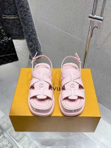 顶级版本 Louis Vuitton Lv春夏厚底漆皮水台凉鞋.单宁色搭配的牛漆皮皮质，也太出彩了！性感舒适，拉满了夏日美鞋能给的满分情绪价值.凉鞋的造型也很乖