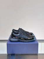 Dio* Dior Combat 德比鞋是二零二四春季男装系列新品，呈现时尚设计与运动元素相结合的混搭风格。采用黑色抛光牛皮革精心制作，侧面和鞋舌饰以米色和黑色