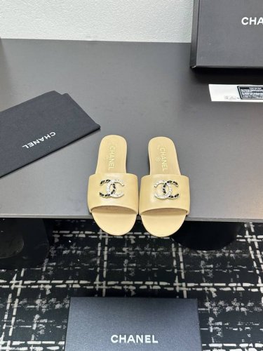 小香25 A春夏 小单鞋 专柜品质 每年必入的经典款之一！设计 更加彰显和品味～所有材质都根据原版定制！购入正品开发。万能百搭神器，夏日沙滩,耐造款。 面料：
