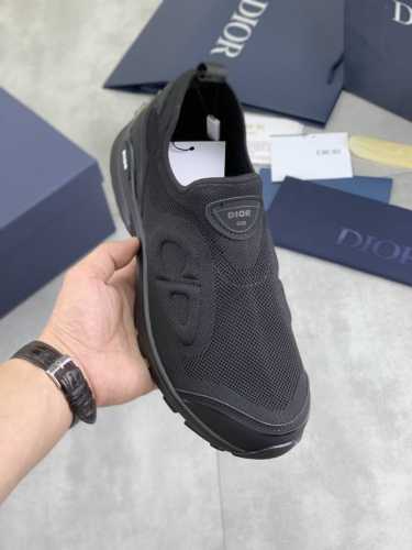 工厂p价p 实价 迪奥Dior Chrono 高版本飞织鞋 2025新品，以白色和黑色飞织系列 两侧饰以电脑打印 Cd 标志、鞋舌上的星星补丁和鞋跟的 Dior
