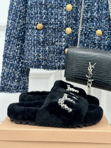 厂价 Miumiu经典秋冬厚底水钻毛毛拖鞋 这季节美鞋太多这款毛拖 真的是让我无法自拔真太可爱了～ 毛茸茸的羊毛是选用欧洲进口a级羊毛 我们做到与原版一致满鞋