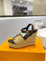价格 Louis Vuitton 2024 最新走秀款厚底凉鞋 香港原版购入一比一开模 今年的款式比去年增加了新原素 显得更为大牌 皮面款采用原版小牛皮 内里垫
