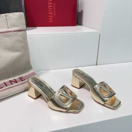 高品质出厂340！顶级品质Valentino 华伦天奴25春夏新品V扣粗跟简易拖鞋！新款限定 官网同步 时装周新款 小红书推荐种草 独特风格！简约精美,大方优雅 - 点击图像关闭