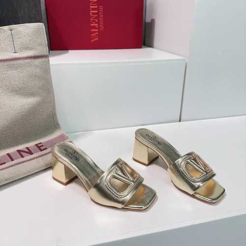 高品质出厂340！顶级品质Valentino 华伦天奴25春夏新品V扣粗跟简易拖鞋！新款限定 官网同步 时装周新款 小红书推荐种草 独特风格！简约精美,大方优雅