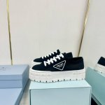 普拉达PRADA 2024秋冬新款 鞋面：水洗帆布，内里羊皮 最新厚底时尚走秀单鞋 重版推出优雅大方 大底:一比一开模底 原版包装 跟高5cm ，原版金属三角扣