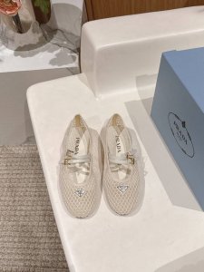 橙子出厂价p prada 普拉达新款 经典网面玛丽珍鞋 平底单鞋 简约主义风格 简单高级 三角标点缀 轻松Get时髦气息 码数 34-42