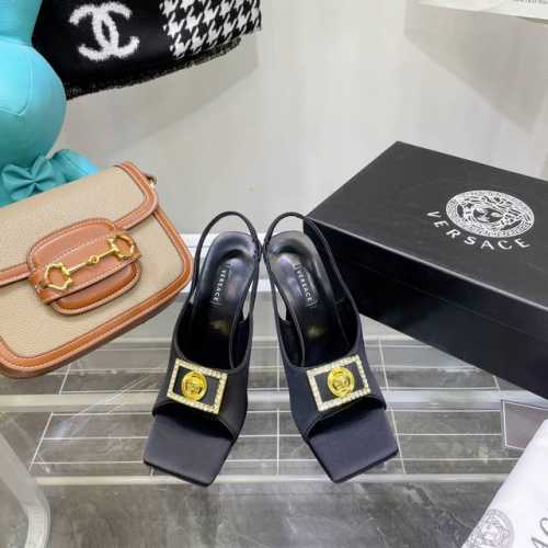 独家新款Versace 范思哲21s秋季新款秀 场米兰秀场同简约干练的版型，童话般的亚特兰蒂斯或神奇的海洋主题，明亮的荧光色和各种彩色配色，鲜艳的颜色和自由的轮