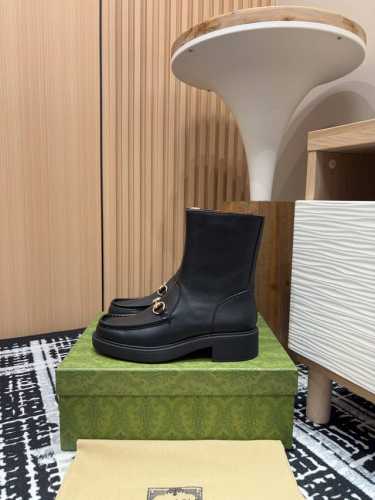 25Ss新款Gucci马衔扣短靴 典藏图案继续在Gucci全新系列中大放异彩。全新系列匠心呈献马衔扣配件，彰显品牌马术传承。这款女士短靴采用皮革制作，搭配橡胶沟