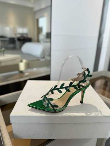 价格： Gianvito rossi 2025 新款拖鞋顶级版本，代购品质！施华洛奇水钻尖头高跟拖鞋，宛如从童话中走来的仙履。施华洛奇水钻璀璨耀眼，如同繁星点点