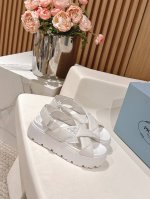 Prada 普拉达2025春夏新款凉鞋 罗马厚底魔术贴凉鞋 拖鞋 最新走秀款，经典升级 舒适度与时髦度并存 每个颜色搭配都好看，设计搭配不同风格需求 鞋面：原版