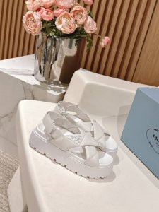 Prada 普拉达2025春夏新款凉鞋 罗马厚底魔术贴凉鞋 拖鞋 最新走秀款，经典升级 舒适度与时髦度并存 每个颜色搭配都好看，设计搭配不同风格需求 鞋面：原版